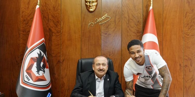 Süper Lig ekibi Belçikalı kanat oyuncusuna imza attırdı!