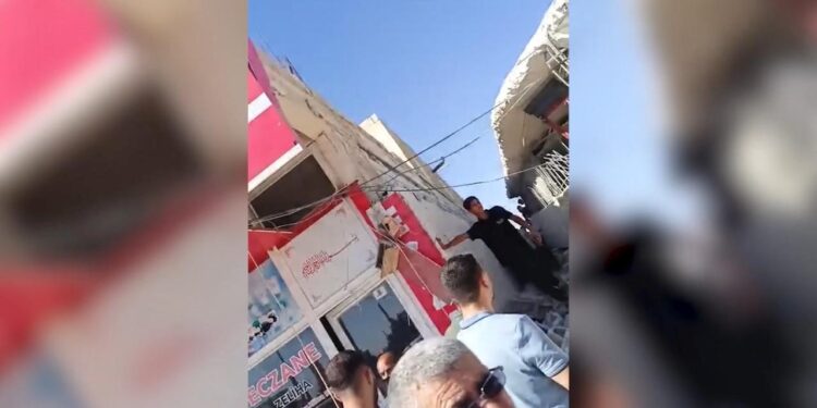 Tadilata giren eczanede tavan çöktü; 1 işçi öldü
