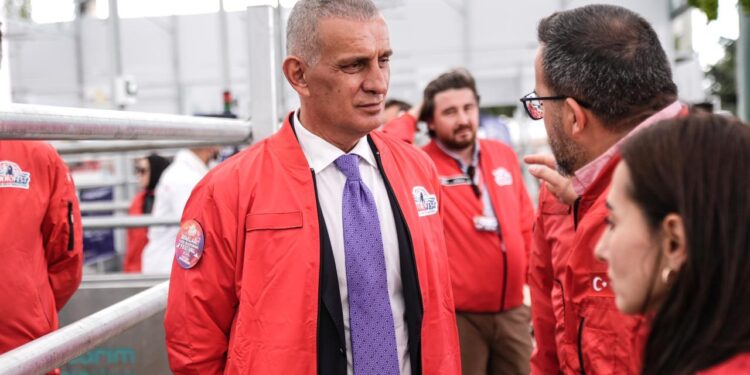 TFF Başkanı Hacıosmanoğlu’ndan Selçuk Bayraktar’a hediye!