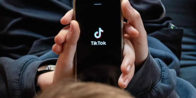 TikTok’ta kızını dans ettirip para isteyen babaya gözaltı!