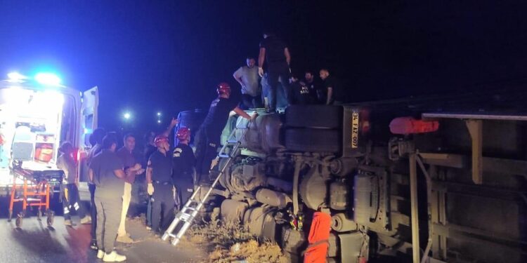Tır devrildi: Sürücü ekipler tarafından kurtarıldı