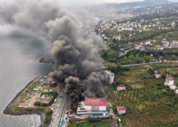 Trabzon’da AVM’de yangın! Dumanlar gökyüzünü kapladı