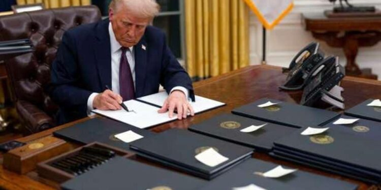 Trump’tan şoke eden karar! Kararnameyi imzaladı, 100 bin dolar oldu!