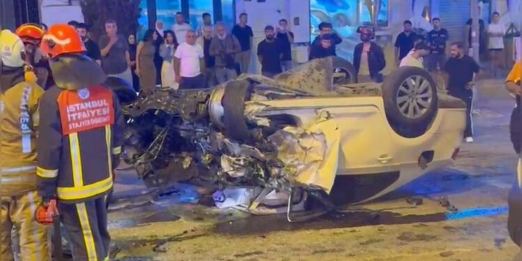 Ümraniye’de İETT otobüsü ile otomobil çarpıştı : 1’i ağır 2 yaralı