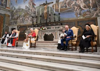 Vatikan’da tarihi an: İngiliz Kralı Papa ile dua etti