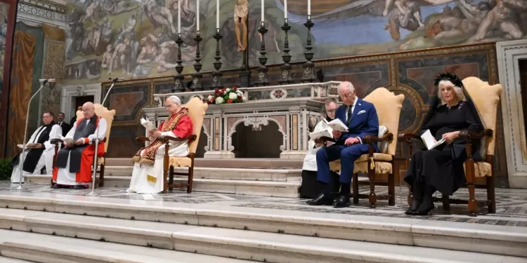Vatikan’da tarihi an: İngiliz Kralı Papa ile dua etti