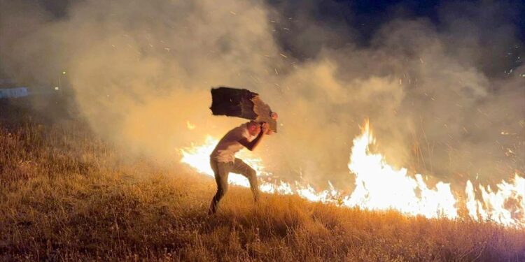 Yerleşim yeri yakınında çıkan anız yangını paniğe neden oldu