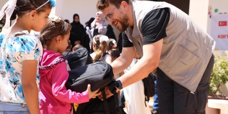 Yetim Vakfı 29 ülkede 20 bine yakın çocuğa kırtasiye desteği ulaştırdı