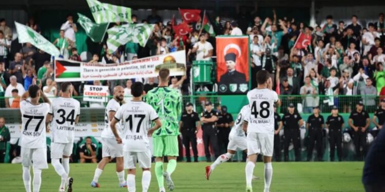 1200 km yol giden taraftarlar ikinci yarıyı izlemeden geri döndüler