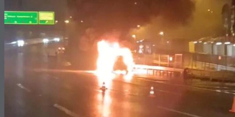 15 Temmuz Şehitler Köprüsü’nde otomobil alev alev yandı