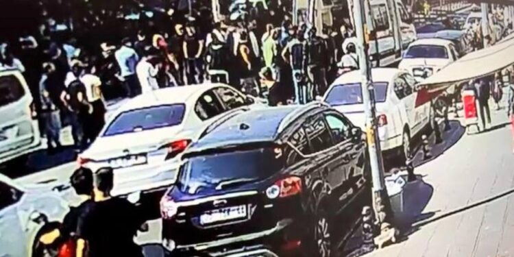 16 yaşındaki kız ile annesi, tartıştıkları kişiyi bıçaklayarak öldürdü