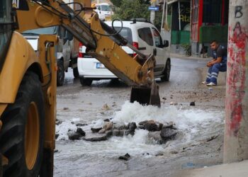 2 gün tonlarca su boşa aktı, mahalleli isyan etti