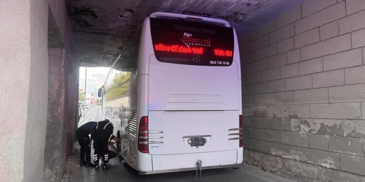 3. Lig ekibinin otobüsü deplasmanda alt geçide sıkıştı