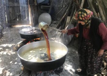 50 kiloluk kazanlarda 1 litre külle kaynatılıyor, kilosu 500 liradan satılıyor