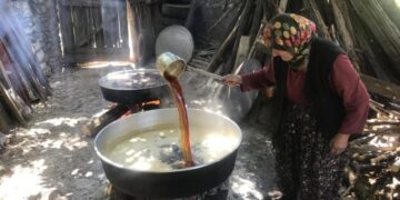 50 kiloluk kazanlarda 1 litre külle kaynatılıyor, kilosu 500 liradan satılıyor