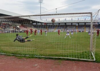 6 gollü maçtan beraberlik çıktı: Ev sahibi ekip 38 hafta sonra puan aldı