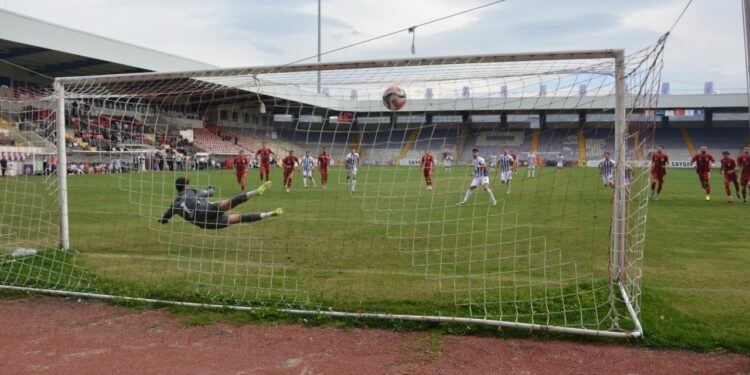 6 gollü maçtan beraberlik çıktı: Ev sahibi ekip 38 hafta sonra puan aldı