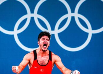 65 kiloluk milli sporcu tam 140 kilo kaldırdı: Dünya Şampiyonu oldu