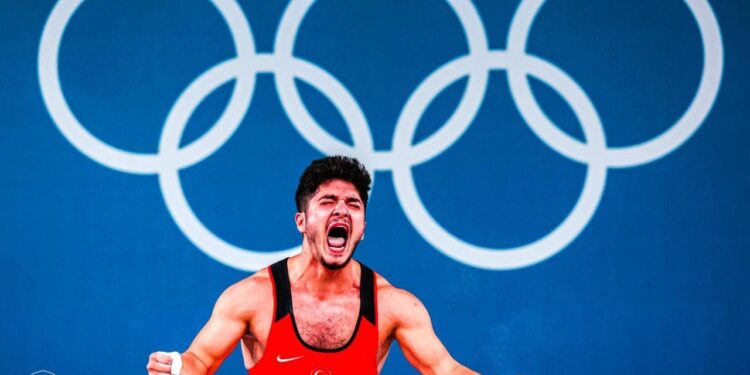 65 kiloluk milli sporcu tam 140 kilo kaldırdı: Dünya Şampiyonu oldu