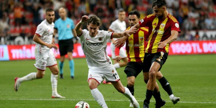 9 kişi kalan küme hattındaki takım deplasmandan 1 puanla döndü