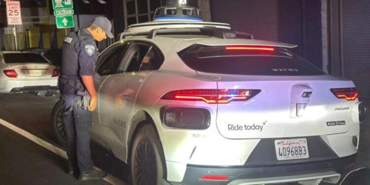 ABD’de ilginç olay! Kuralları ihlal etmişti… Polis sürücüsüz araca ceza yazamadı!