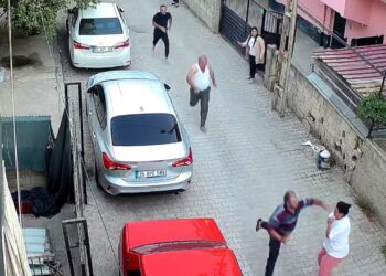 Adana’da kavga sonucu kaçan şahsı tutmaya çalışan kadın yumruk yedi