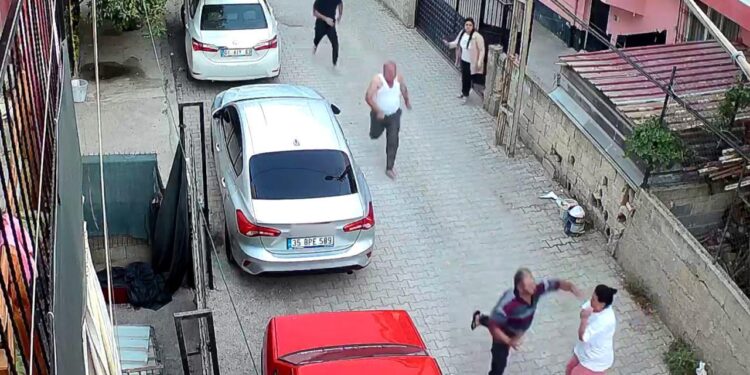 Adana’da kavga sonucu kaçan şahsı tutmaya çalışan kadın yumruk yedi