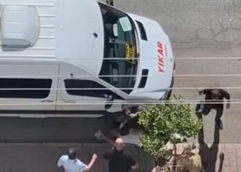 Adana’da sokak ortasında bıçaklama anı: Ortalık kan gölüne döndü