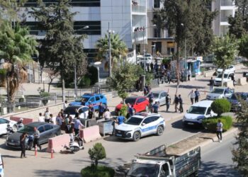 Adliye önünde birbirlerine girdiler! 8 yaralı, 15 gözaltı!