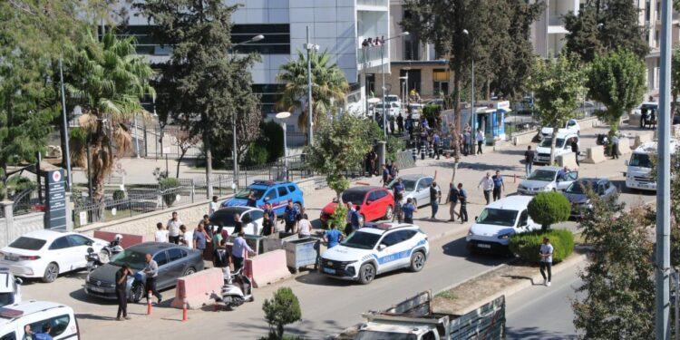 Adliye önünde birbirlerine girdiler! 8 yaralı, 15 gözaltı!