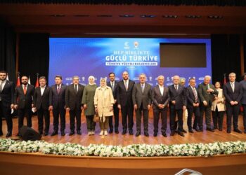 AK Parti’ye yeni katılımlar: 12 kişiye rozet takıldı!