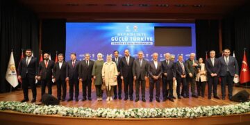 AK Parti’ye yeni katılımlar: 12 kişiye rozet takıldı!