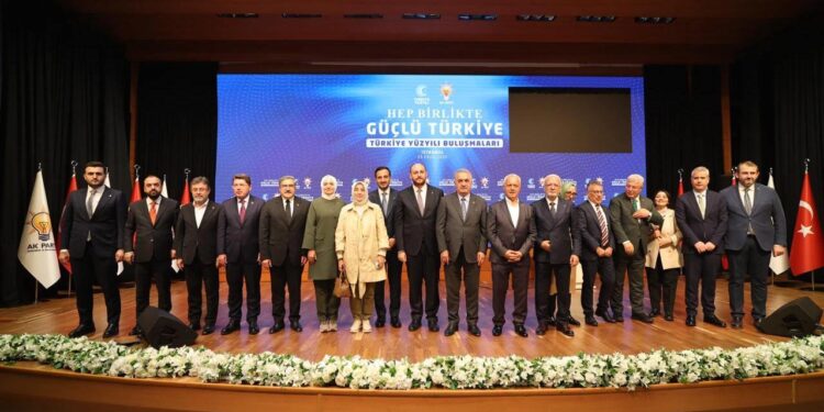 AK Parti’ye yeni katılımlar: 12 kişiye rozet takıldı!