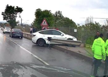 Akılalmaz kaza: Kontrolden çıkan lüks araç bariyere saplandı!