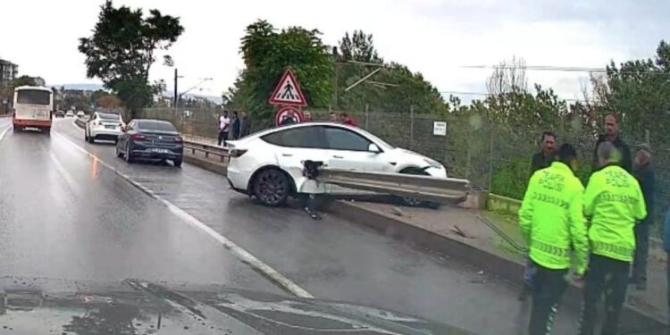 Akılalmaz kaza: Kontrolden çıkan lüks araç bariyere saplandı!