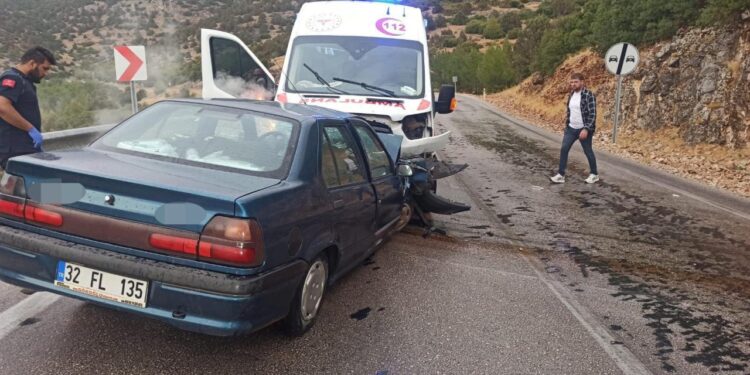 Ambulans ile otomobil kafa kafaya çarpıştı: 4 yaralı