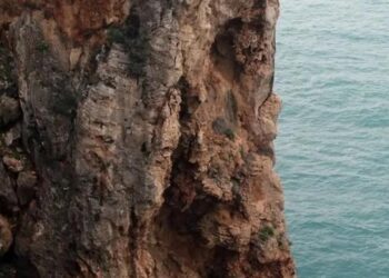 Antalya’da feci kaza: 40 metrelik falezlerden düştü!