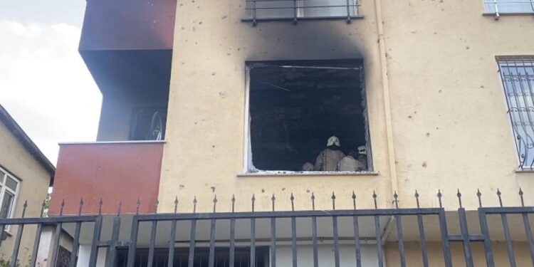 Ataşehir’de 5 katlı binada korkutan yangın