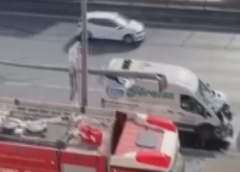 Avcılar’da minibüsün çarptığı elektrik direği D-100’e devrildi