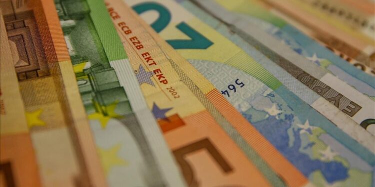 Avro Bölgesi’nde düşük faiz oranları banka kredilerini artırıyor