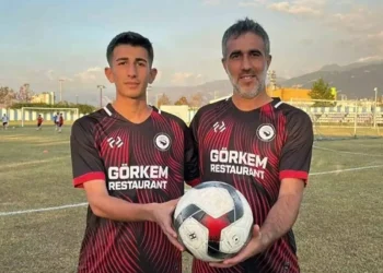 Baba ve Oğlu Aynı Takımda Sahaya Çıkıyor