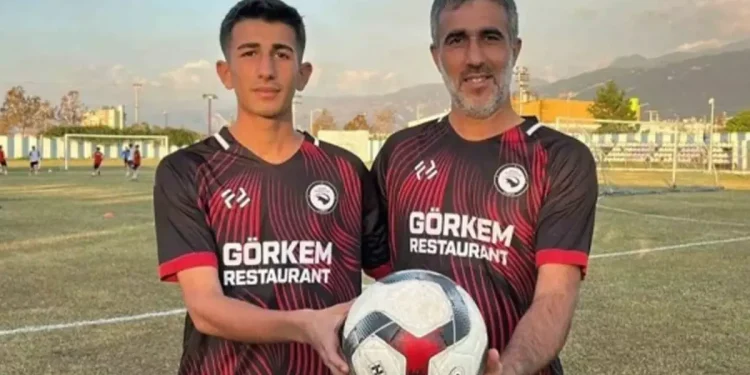 Baba ve Oğlu Aynı Takımda Sahaya Çıkıyor