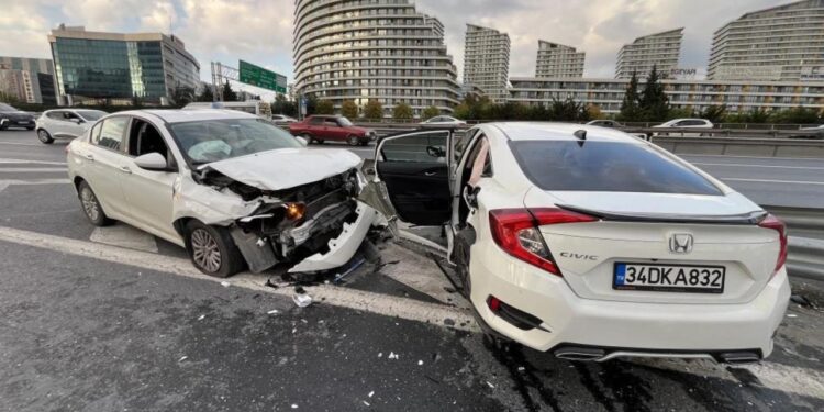 Bağcılar TEM Otoyolu’nda kaza: 4 yaralı
