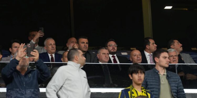 Bakan Bak ve Montella’dan sürpriz ziyaret! Birlikte takip ettiler