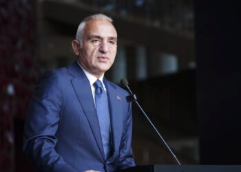 Bakan Ersoy duyurdu: Çarşamba günleri sinema biletleri 120 lira olacak