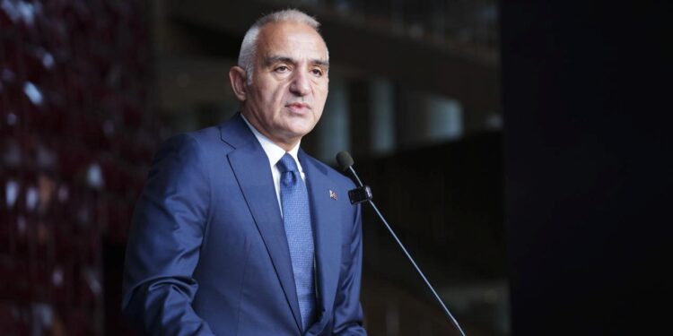 Bakan Ersoy duyurdu: Çarşamba günleri sinema biletleri 120 lira olacak