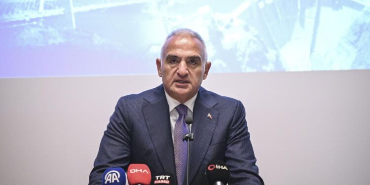 Bakan Ersoy: İstanbul’a gelen turist sayısı 13,5 milyona ulaştı