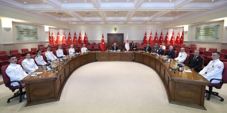 Bakan Güler, Deniz Kuvvetleri Komutanlığı personelini kabul etti