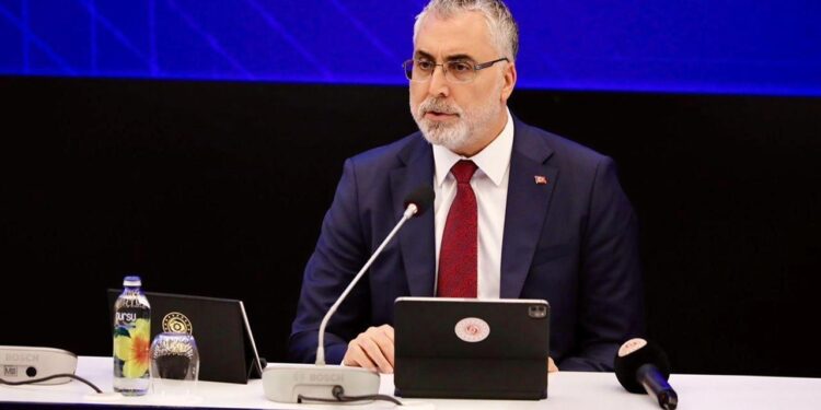 Bakan Işıkhan’dan CHP’li belediyeye sert tepki: Çöp dağlarından geçilmiyor