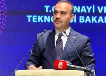 Bakan Kacır’dan şampiyon öğrencilere tebrik!